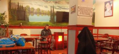 På samma kafeneion.